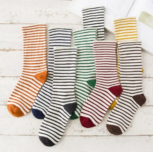 Meias femininas com riscas