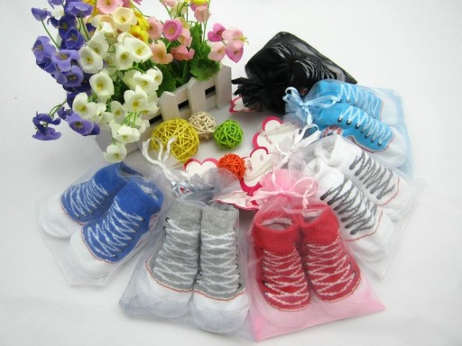 Meias infantis com padrão de ténis