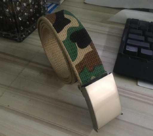 Męski pasek ze wzorem kamuflażu