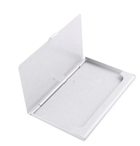 Metal etui til visitkort og kort i rustfrit stål Klaplåg Tynd profil 0,7 cm Børstet overflade Mål 9,3 x 5,7 cm Sølv