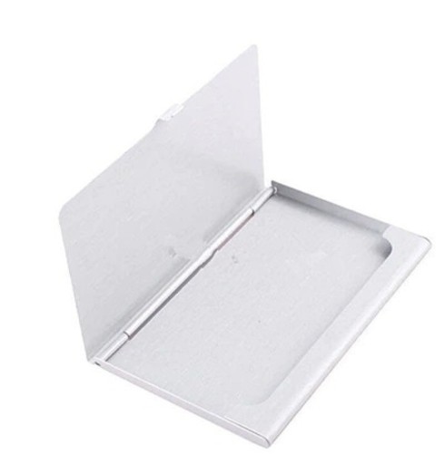 Metallinen käyntikortti- ja korttikotelo ruostumattomasta teräksestä Kääntyvä kansi Ohut profiili 0,7 cm Harjattu pinta Koko 9,3 x 5,7 cm Hopea