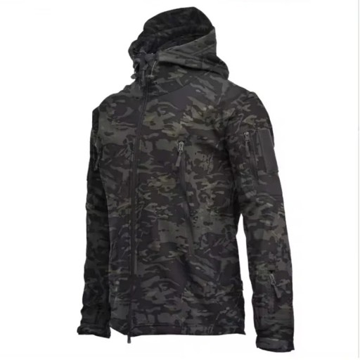 Miesten talvinen vedenpitävä takki hupulla ja vetoketjulla musta camouflage-kuvio