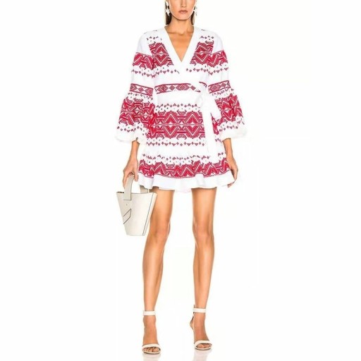 Mini rochie originală cu mâneci lungi