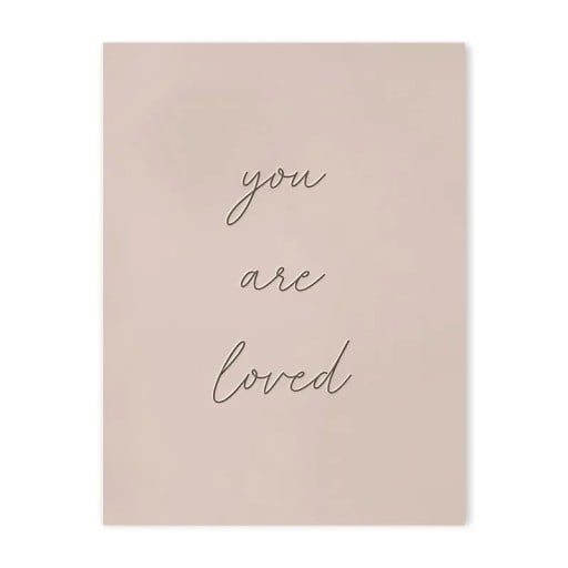 Minimalistisk vægplakat med teksten "you are loved" 20 x 25 cm tryk på lærred lyserød baggrund uden ramme dekoration til børneværelset