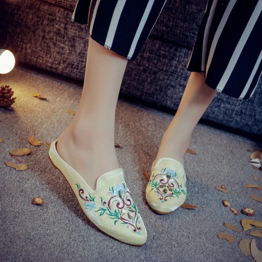 Mocasini de dama cu broderie J1751