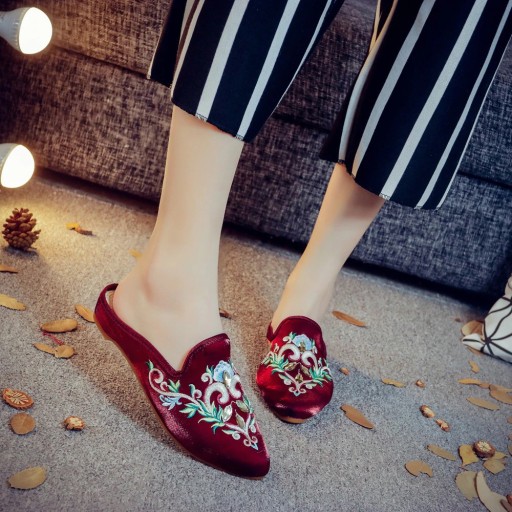 Mocasini de dama cu broderie J1751