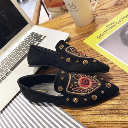 Mocasins femininos com estampado de brasão J1133