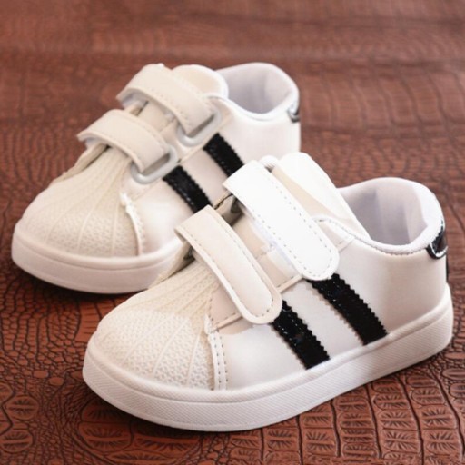 Moderne Kinder-Sneaker