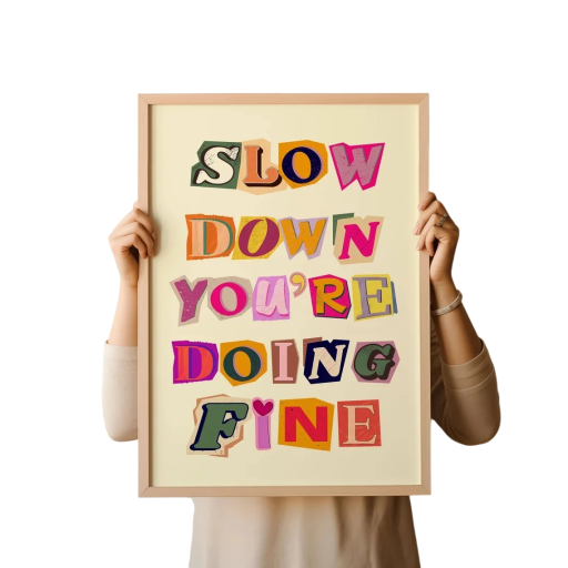 Moderne wandposter met kleurrijke quote slow down you are doing fine 40 × 60 cm canvasprint meerkleurige tekst decoratie voor in huis zonder lijst