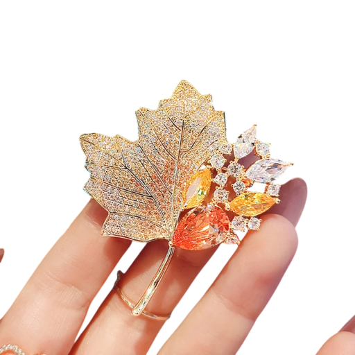 Modische goldene Brosche Ahornblatt Kristalloberfläche Glitzernde bunte Steine Elegantes pflanzliches Schmuckaccessoire