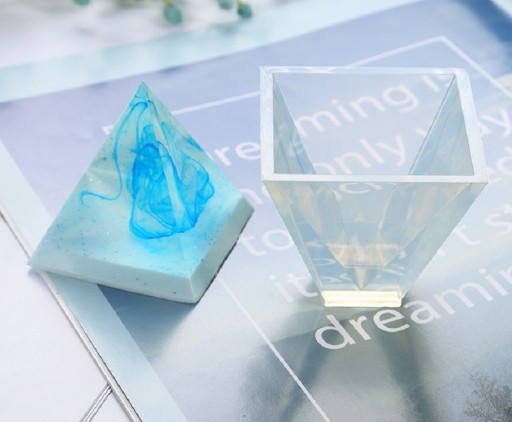 Molde de silicona en forma de pirámide