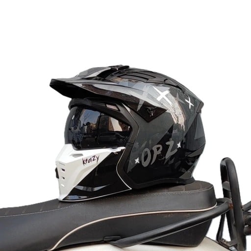 Motocyklová helma s odnímatelným kšiltem a tónovaným hledím Skořepina z ABS integrální enduro s potiskem a ventilací pro motorku i skútr