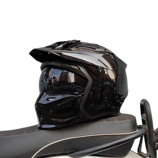 Motocyklová helma s odnímatelným kšiltem a tónovaným hledím Skořepina z ABS integrální enduro s ventilací pro motorku i čtyřkolku