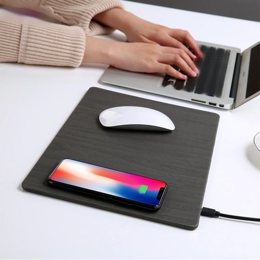 Mouse pad cu încărcător wireless
