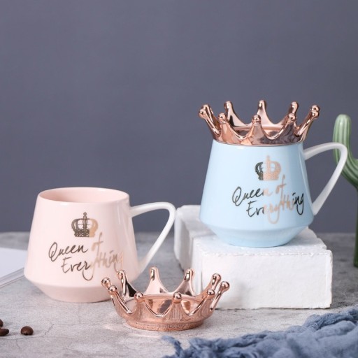 Mug en céramique avec couvercle en forme de couronne