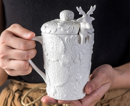 Mug en porcelaine avec couvercle et cuillère