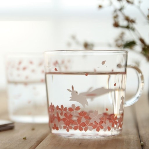 Mug en verre avec des fleurs