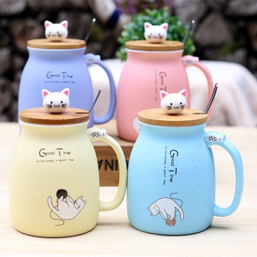 Mug et cuillère avec un chat