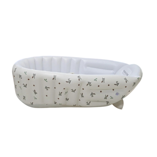 Nafukovací gyerekfürdő, nyúl mintával, 90 × 55 × 30 cm, PVC anyag, fehér szín, csecsemők fürdetésére otthon és útközben