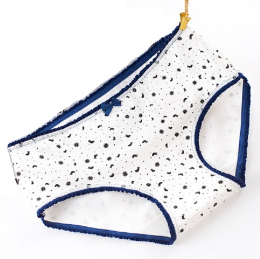 Naisten alushousut erilaisilla kuvioilla