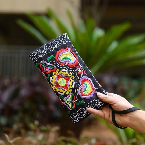 Naisten etnolompakko värikkäällä kukkakirjonnalla ja ranteenauhalla Vetoketjukiinnitys Materiaali PU-nahkaa ja polyesteria 20 x 11 x 0,5