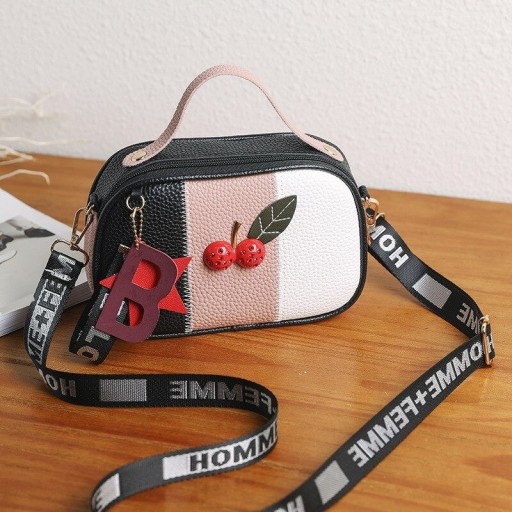 Naisten käsilaukku kirsikoilla