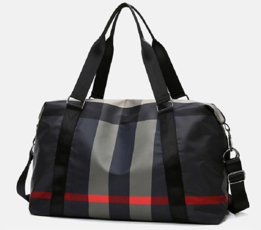 Naisten matkakassi ruudullisella kuviolla viikonloppua ja lomaa varten Kaksi kahvaa ja irrotettava olkahihna Nailon Mitat 32 x 21 x 52 cm
