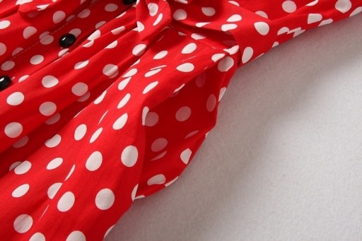 Naisten minimekko, jossa on pilkkuja