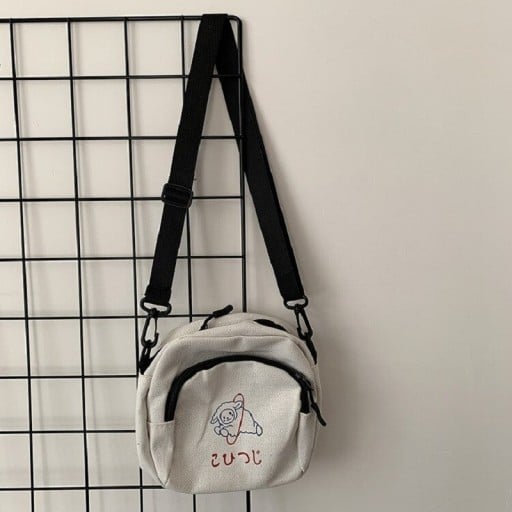 Naisten pieni crossbody-kassi kankaasta lampaan kuvioilla Etutasku vetoketjulla Musta säädettävä hihna karabiineilla 15 x 16 cm