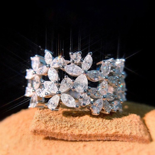 Naisten sormus kukilla D2756