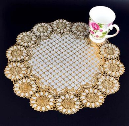 Napperon en dentelle avec des ornements dorés