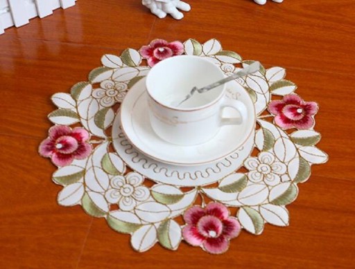 Napperon en dentelle avec des roses C246