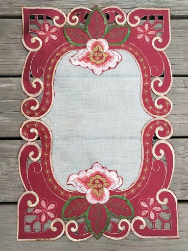 Napperon en dentelle avec des roses
