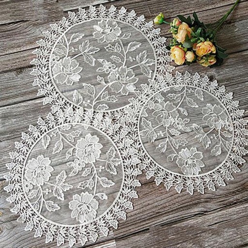 Napperon en dentelle avec motif de roses