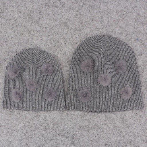 Natasha lasten hattu pompomeilla