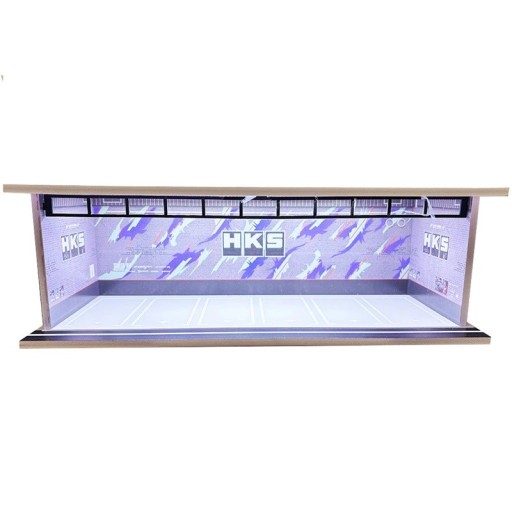 Näyttelydiorama autotallille 30 x 13,5 x 10 cm Mittakaava 1:64 HKS violetti viritysseinä kuvilla Parkkikohtaus automalleille PVC ABS