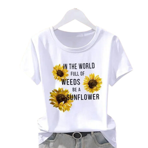 Női fehér póló napraforgó mintával és In The World Full of Weeds Be a Sunflower felirattal. Lezser rövid ujjú póló.