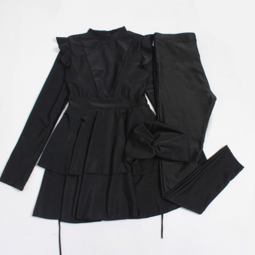 Női felső és leggings a vízben