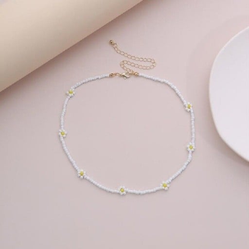 Női gyöngyös choker virágokkal