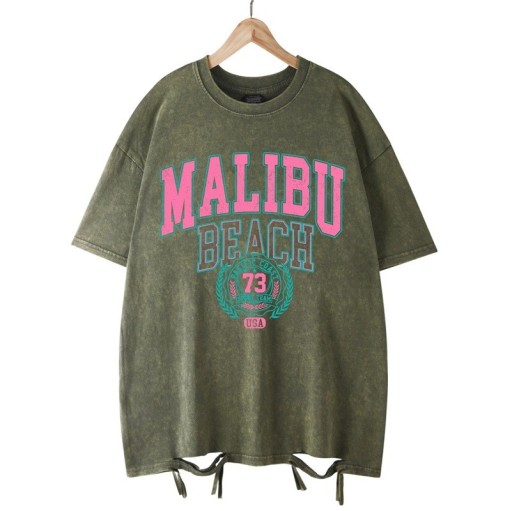 Női oversized póló MALIBU BEACH vintage mintával és dekoratív szegéllyel. Utcai viselet, lezser, nyári divat. Stílusos szabadidőruházat.