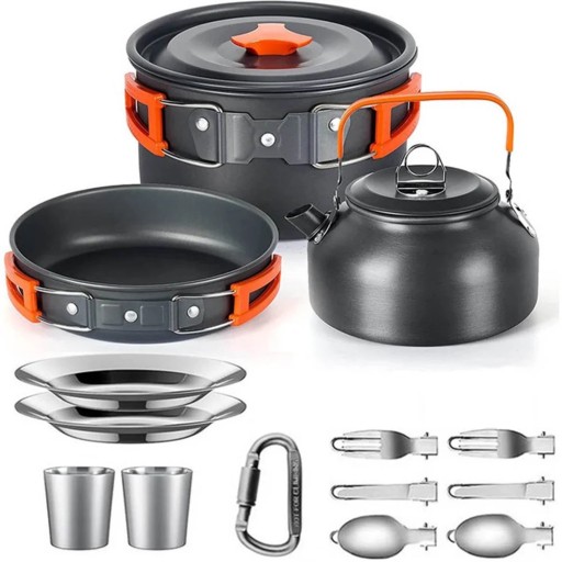 Non-stick insida av panna och kastrull minskar diskningen på campingen. De orange handtagen fälls ner mot kärlets kropp och delarna staplas in i varandra till en helhet.