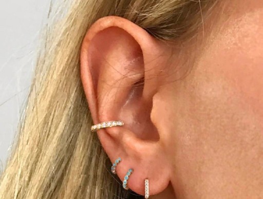 Orecchini a cerchio da donna con pietre blu