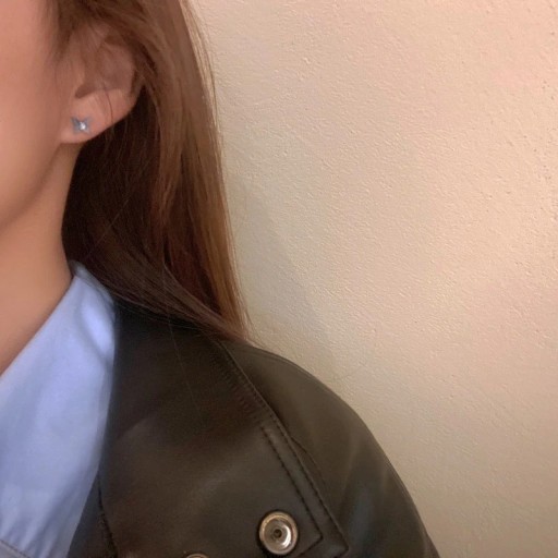 Orecchini a perno da donna a forma di farfalla