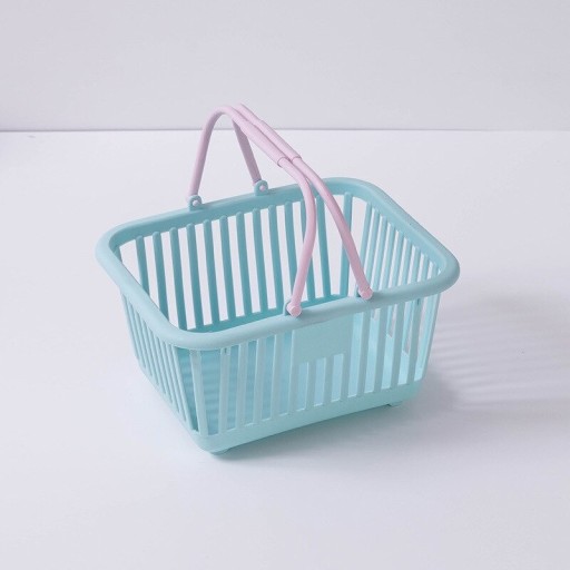 Organizador de plástico em forma de cesto de compras