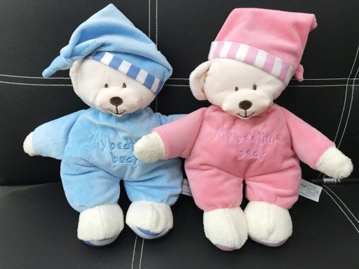 Orsetto di peluche in pigiama