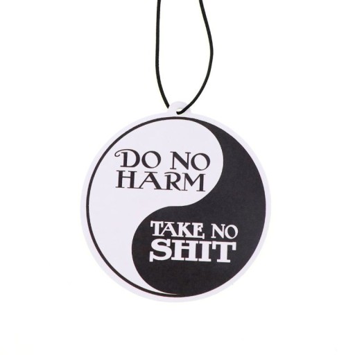 Osvěžovač vzduchu do auta závěsný s citací „Do no harm take no shit“ černobílý jin jang kulatý přívěsek do interiéru