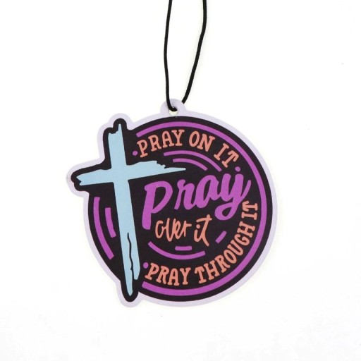 Osvěžovač vzduchu do auta závěsný s citací „Pray on it Pray over it Pray through it“ kříž barevný přívěsek dekorace interiéru