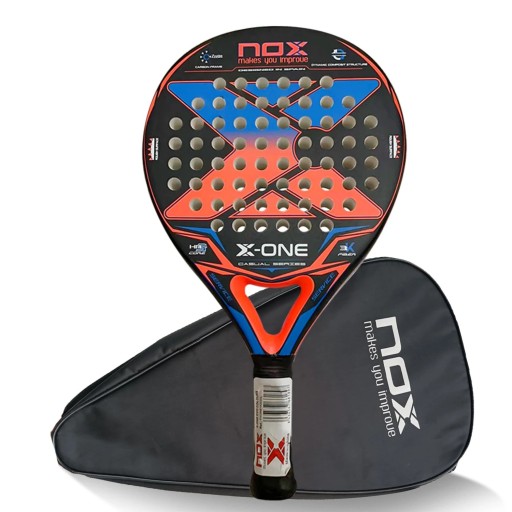 Padelová pálka NOX X-One EVO rám z uhlíku plocha 3K fiber držadlo z karbonu ochranný obal Oranžová a modrá pro rekreační hru na kurtu