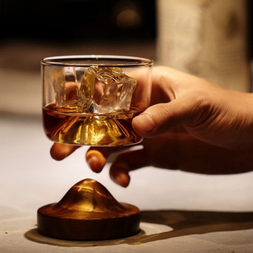 Pahar de whisky cu suport din lemn