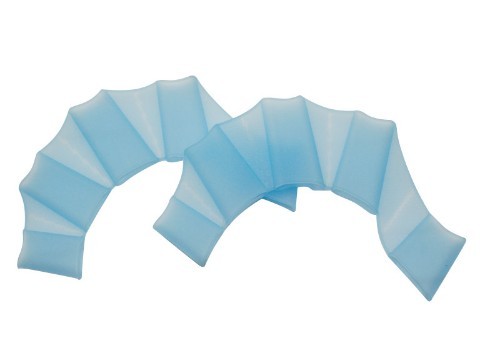Palmes en silicone entre les doigts